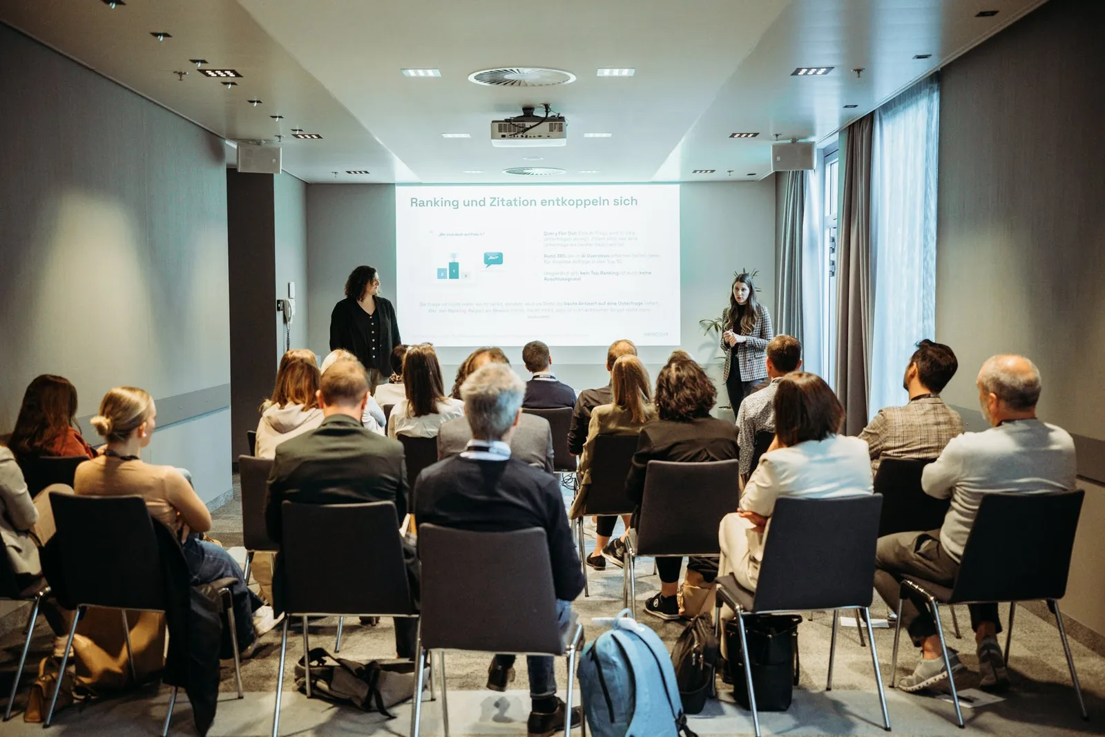 Diana Skof y Karla Ivančok de Improove presentan el workshop sobre los 5 mitos de GEO más caros en LSZ Future of Marketing AI Edition en Linz